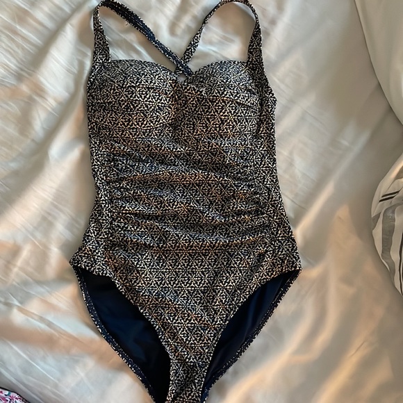 Nip tuck one piece swimsuit. - Picture 2 of 2